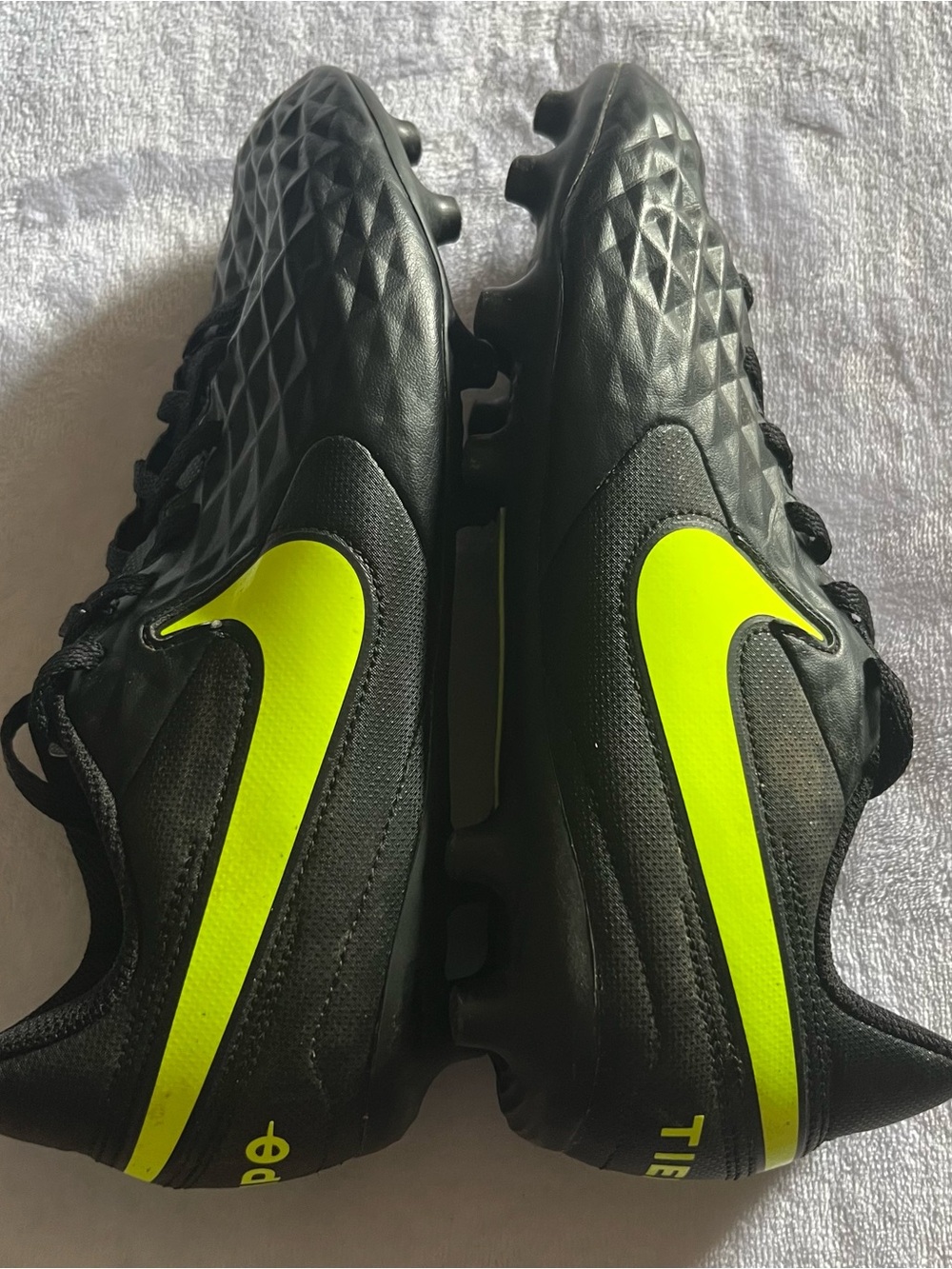 Nike Tempo Black Yellow Low Top Lace Up Cleats Shoe Size 4.5Y soccer 4.5 Y Youth